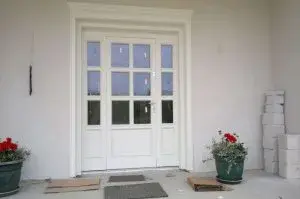 Białe drzwi